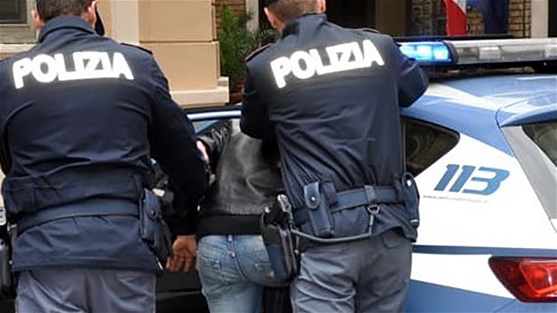 Cosenza, a casa deteneva esplosivo una katana e della droga: arrestato 27enne pluripregiudicato