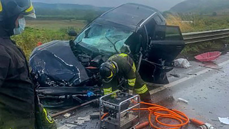 Incidente a Spezzano albanese, è morta la ragazza a bordo dell'Audi