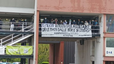 «Giù le mani dalle borse di studio» Il grido di protesta di centinaia di studenti dell'Unical