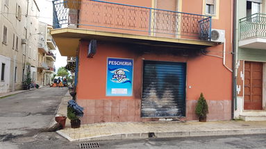 Schiavonea, incendiata la saracinesca di una pescheria inaugurata da pochi giorni