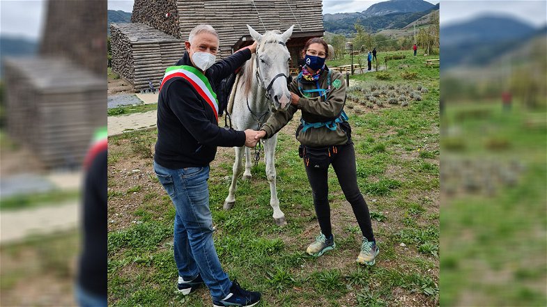 Dal Veneto alla Calabria in sella al suo cavallo, la giovane amazzone fa tappa a Campotenese