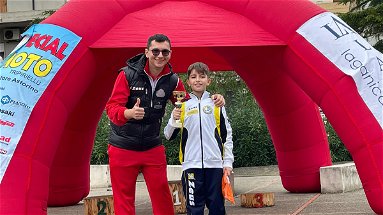 Federico Ferrarini, giovanissimo campione di Castrovillari, vince la gara dei 1000m a Rocca di Neto