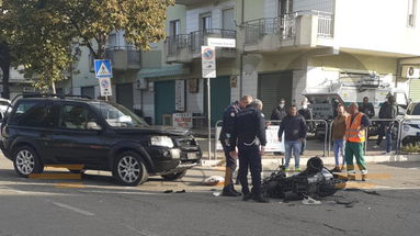 Co-Ro, gravissimo incidente in pieno centro città: scontro tra fuoristrada e motorino