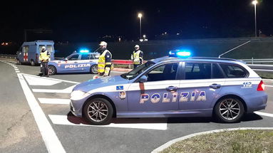 Giovane in stato confusionale vaga in Autostrada, soccorso dalla Polizia stradale 