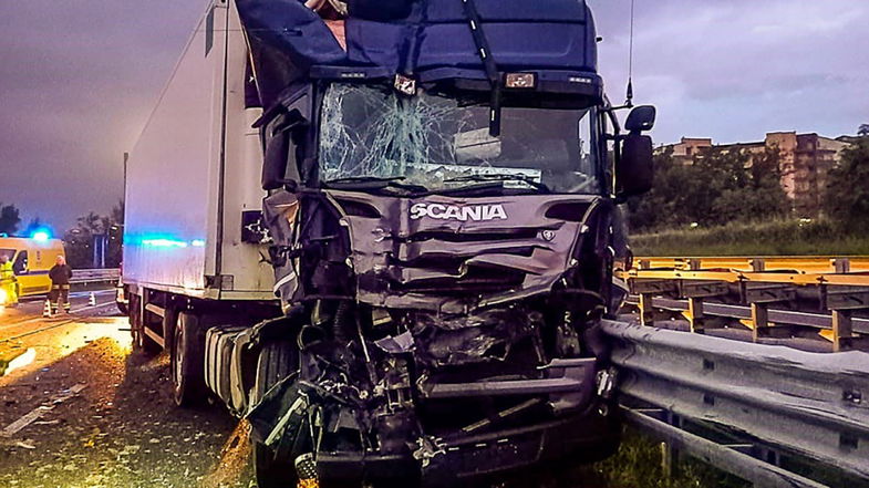 Scontro tra due tir, chiuso un tratto dell’autostrada A2 del Mediterraneo