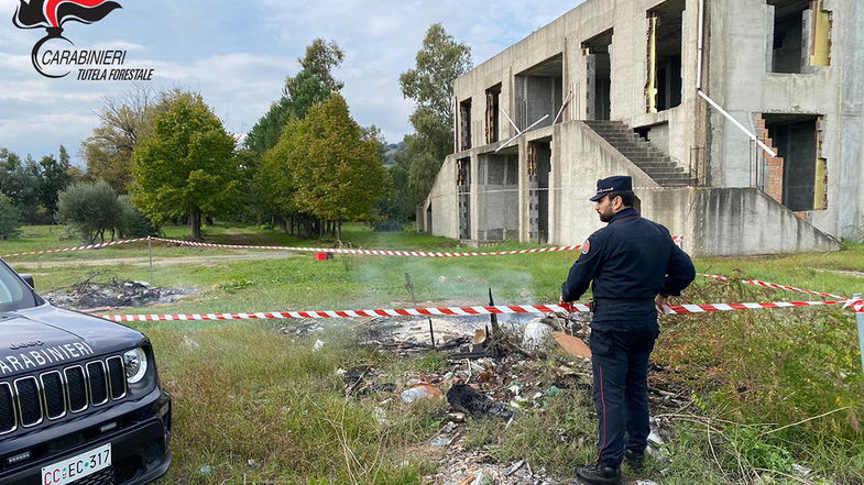 Danno fuoco ai rifiuti, denunciate tre persone per smaltimento illecito