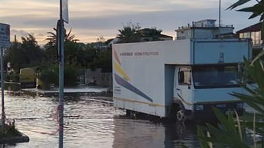 Il maltempo e gli allagamenti non fermano la storica Fiera di Schiavonea