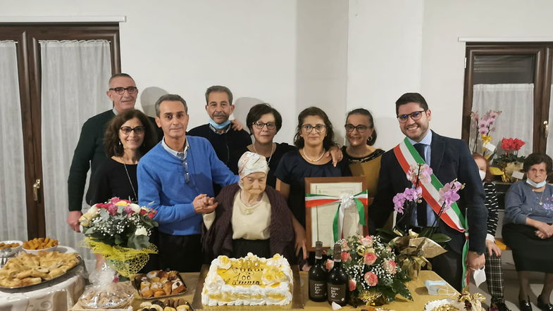 Saracena, auguri a nonna Peppina Salvati per i suoi 100 anni