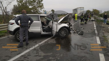 Ancora un incidente sulla Statale 106: tre mezzi coinvolti e due feriti. Traffico bloccato