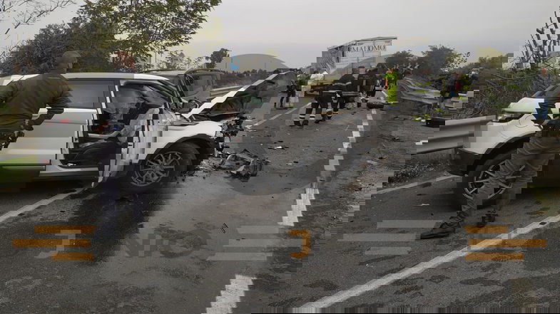 Ancora un incidente sulla Statale 106: tre mezzi coinvolti e due feriti. Traffico bloccato