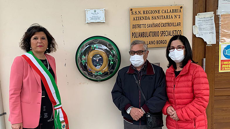 Laino Borgo, in ricordo di Antonio la famiglia Stabile dona un defibrillatore al Comune 