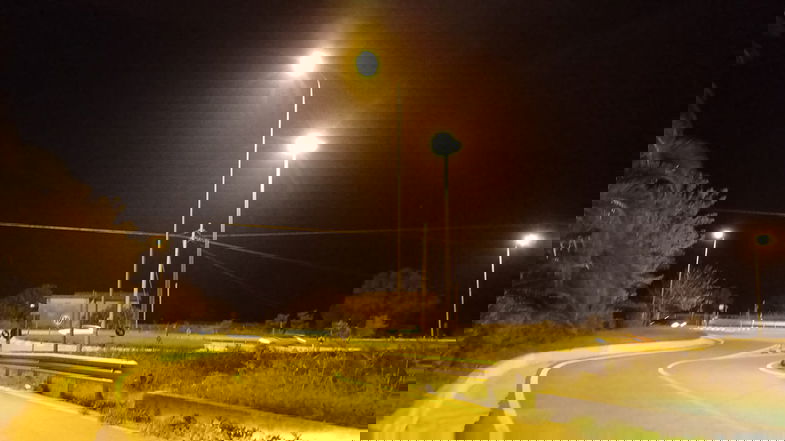 Scala Coeli, sulla Statale 106 ripristinata l’illuminazione della rotonda in tempi record