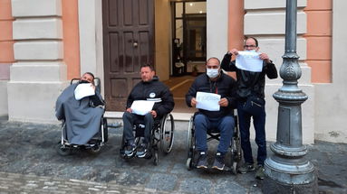 #IoEsisto: la protesta silenziosa dei disabili davanti al municipio di Co-Ro