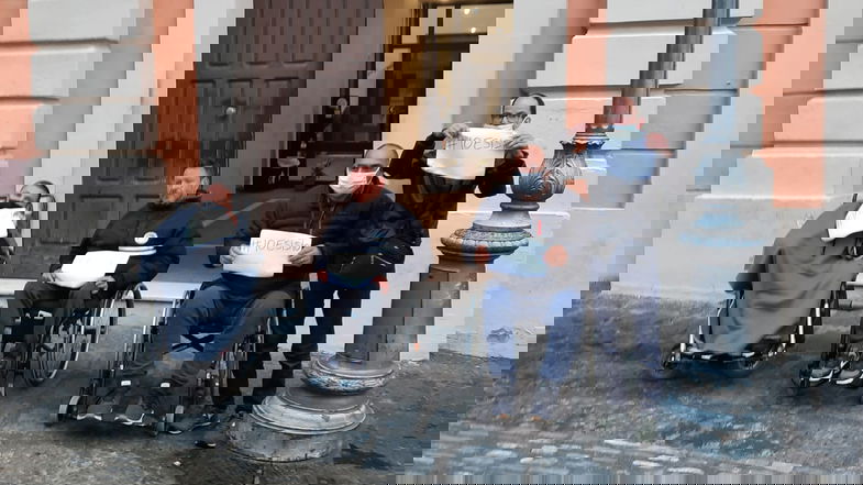 #IoEsisto: la protesta silenziosa dei disabili davanti al municipio di Co-Ro