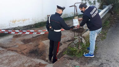 Scarti di lavorazione di un frantoio lungo la spiaggia: scattano sequestri e sanzioni