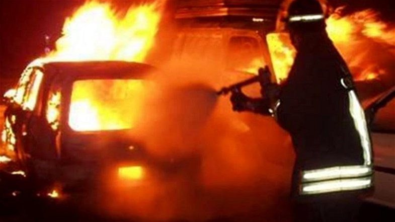 Anonima incendi, primo duro colpo alla banda delle auto: arresti sul territorio