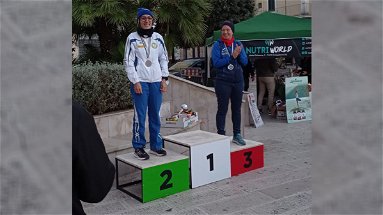 L’atleta della Corricastrovillari, Mimma Caramia, sale sul podio nella 6 ore dello Jonio 