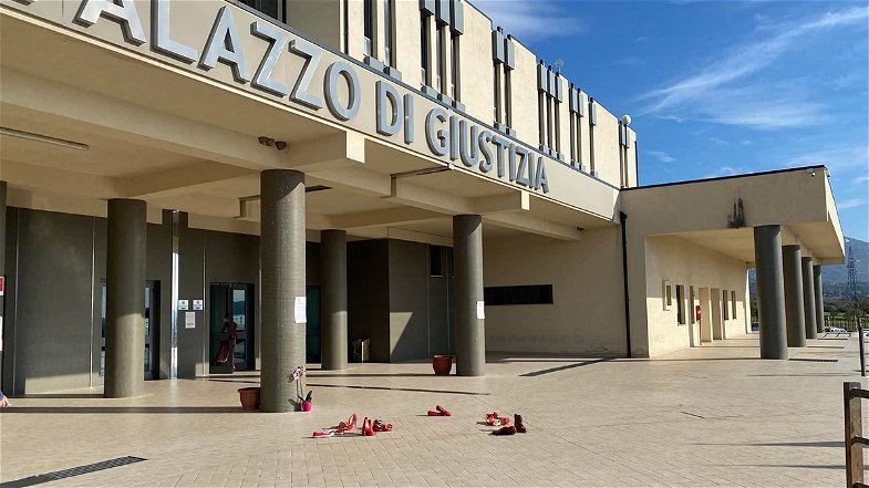 Scarpe rosse davanti al Tribunale di Castrovillari: un messaggio forte contro la violenza