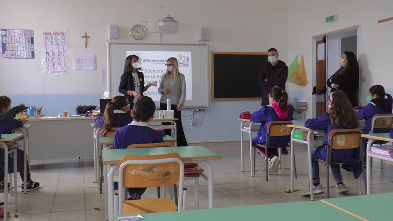 A San Demetrio Corone la “magia” del riciclo creativo incanta i piccoli alunni