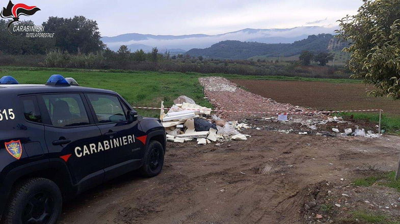 Montalto, sorpreso a bruciare rifiuti in un terreno: denunciato imprenditore edile