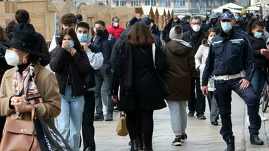 Da lunedì 6 in Calabria obbligo di mascherine all'aperto