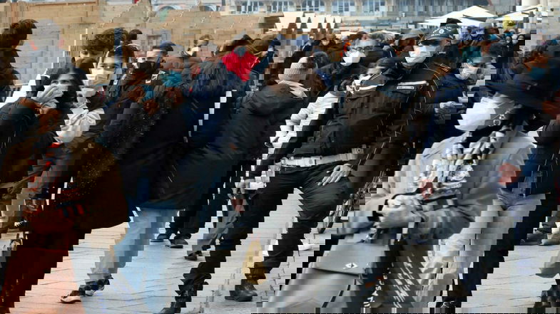 Da lunedì 6 in Calabria obbligo di mascherine all'aperto