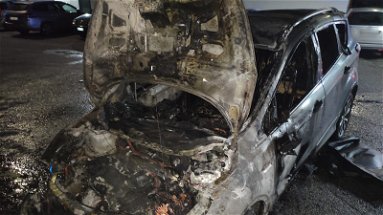Ennesima auto in fiamme nella notte a Co-Ro: 56 in un anno