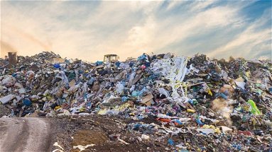 A Bucita «situazione esplosiva: licenziati tutti i lavoratori e sospese le attività di conferimento rifiuti»