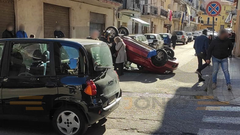 Violento scontro tra due auto in pieno centro: una si cappotta. Nessun ferito