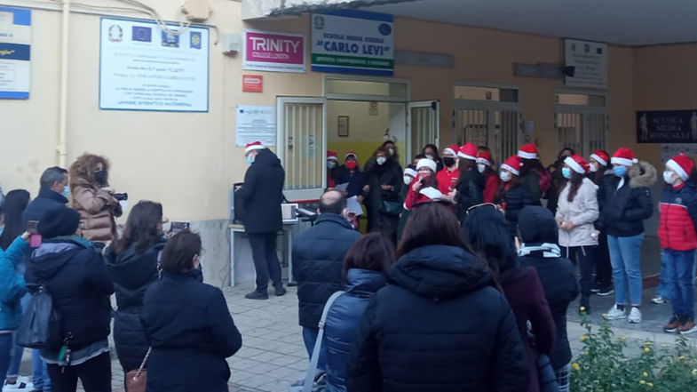 Natale con canti e poesie nel cortile per i ragazzi della Scuola Media 