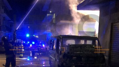 Co-Ro, ancora un incendio nella notte: in fiamme un furgone a Schiavonea