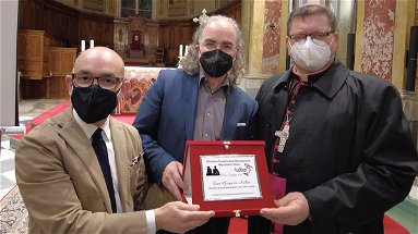 Il Premio Spartenze 2021 consegnato da Monsignor Aloise a Don Gregorio Aiello, missionario in Belgio