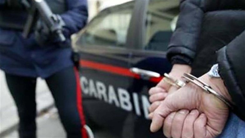 Co-Ro, prima aggredisce esercente turistico, poi innesca una sassaiola contro i carabinieri: arrestato