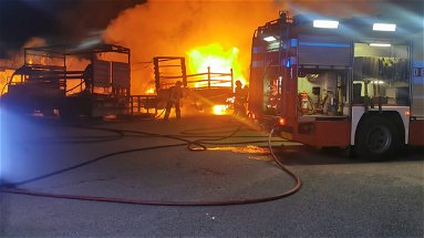 Cantinella in fiamme: a fuoco 5 camion e un capannone agricolo 