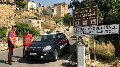 Prova a disfarsi della droga dal finestrino dell'auto, fermato uno spacciatore di Villapiana