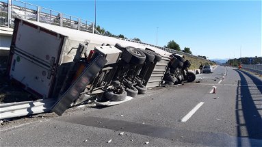 Morano, tragedia sulla A2: camion si ribalta rischiando di precipitare