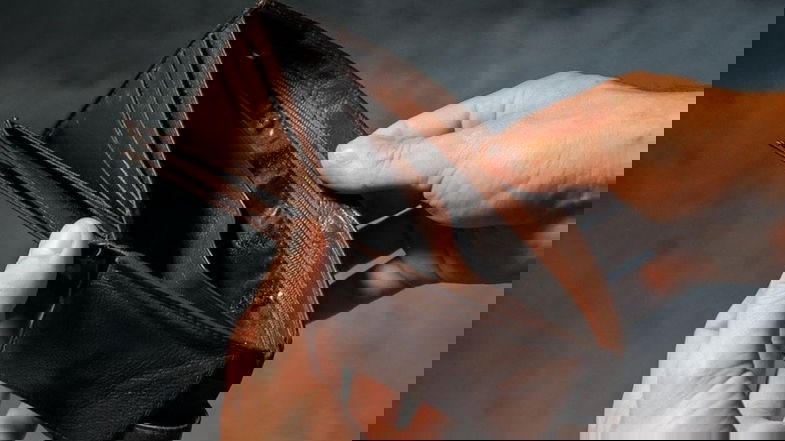 Lavoratori sempre più più poveri. «Introdurre il costo minimo del salario a 9,66 euro l'ora»