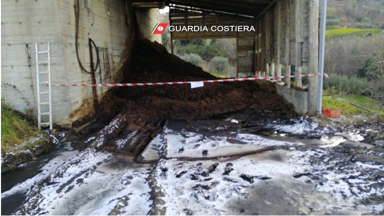 Scarti sversati nell'ambiente senza controllo, sequestrato il deposito di un frantoio