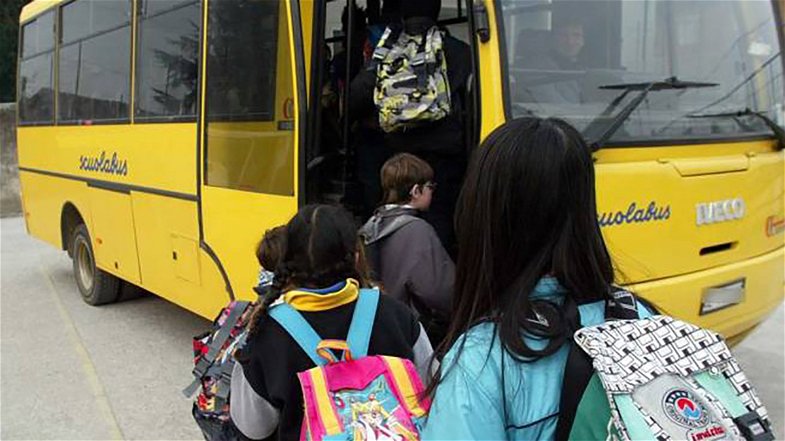 Bimba rischia di soffocare sullo scuolabus, salvata da un Carabiniere