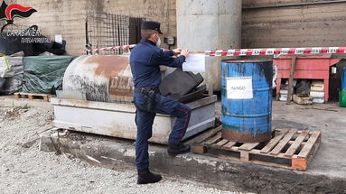 Oli esausti e scarti di officina scaricati nel Crati, scattano denunce e sequestri