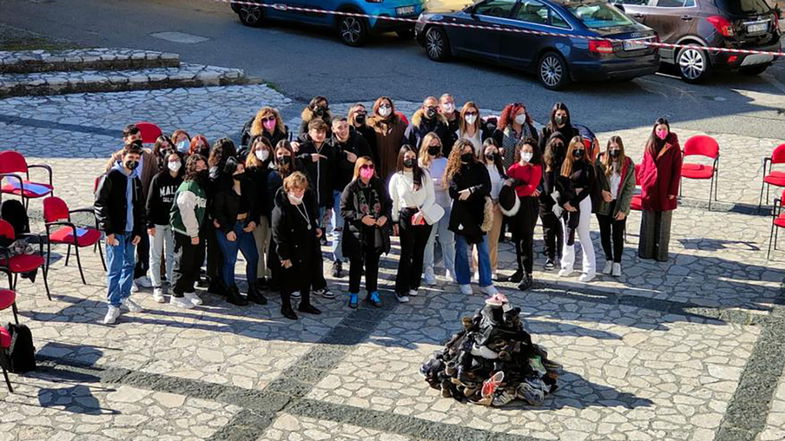 Cariati, studenti in piazza per ricordare l’Olocausto e allontanare ogni forma di discriminazione