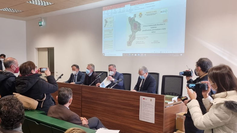 I Sindacati: «Positivo il primo incontro regionale sul “Piano antiincendio boschivo”. Ora azioni e risposte concrete»