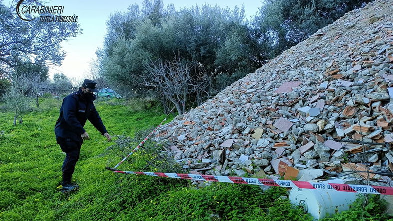 Trebisacce, sequestrata una discarica di inerti abusiva: sul monte Mostarico 40 tonnellate di rifiuti speciali