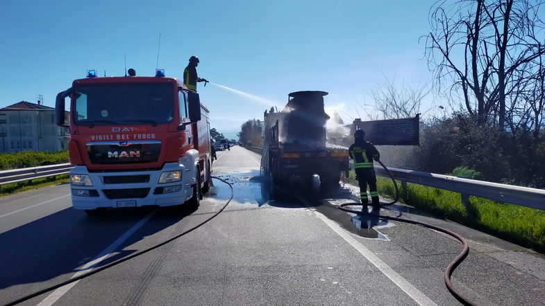 Paura sulla Statale 106: a fuoco un camion porta bobine