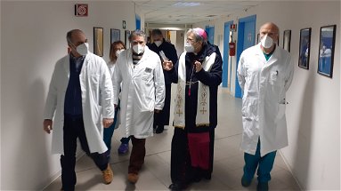 Monsignor Savino: «Negli ospedali entrate inginocchiandovi, perché qui c'è la carne viva di Cristo»