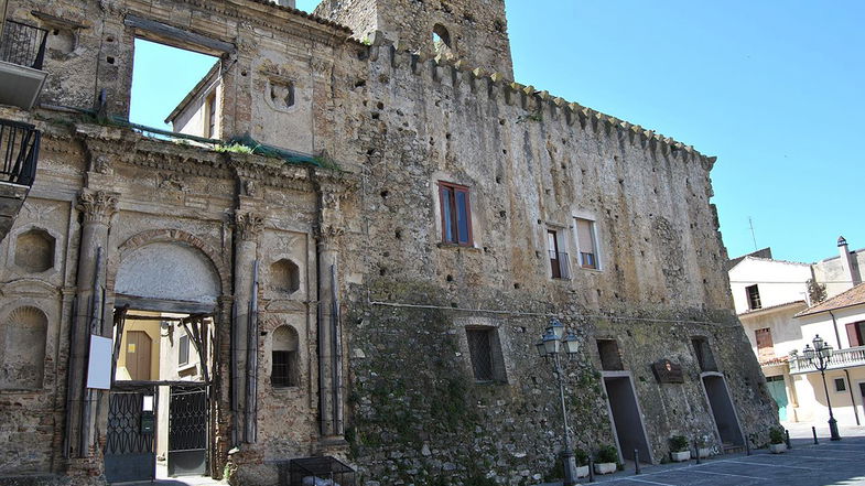 Terranova da Sibari, non si placano le polemiche sugli atti vandalici in zona Castello