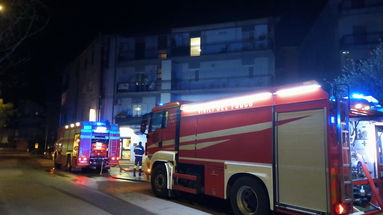 Divampa un incendio su un tetto a Schiavonea, vigili del fuoco impegnati per tutta la notte 