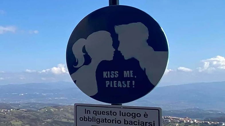 «Kiss Me, please! Qui obbligo di bacio»: a San Valentino tanti i comuni calabresi inebriati d’amore 