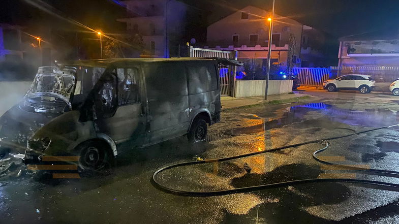 Un altro atto incendiario nella notte: a fuoco un furgone a Schiavonea