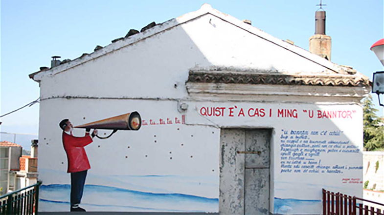 A Montegiordano alla scoperta di murales con le frasi dei migranti lontani da casa